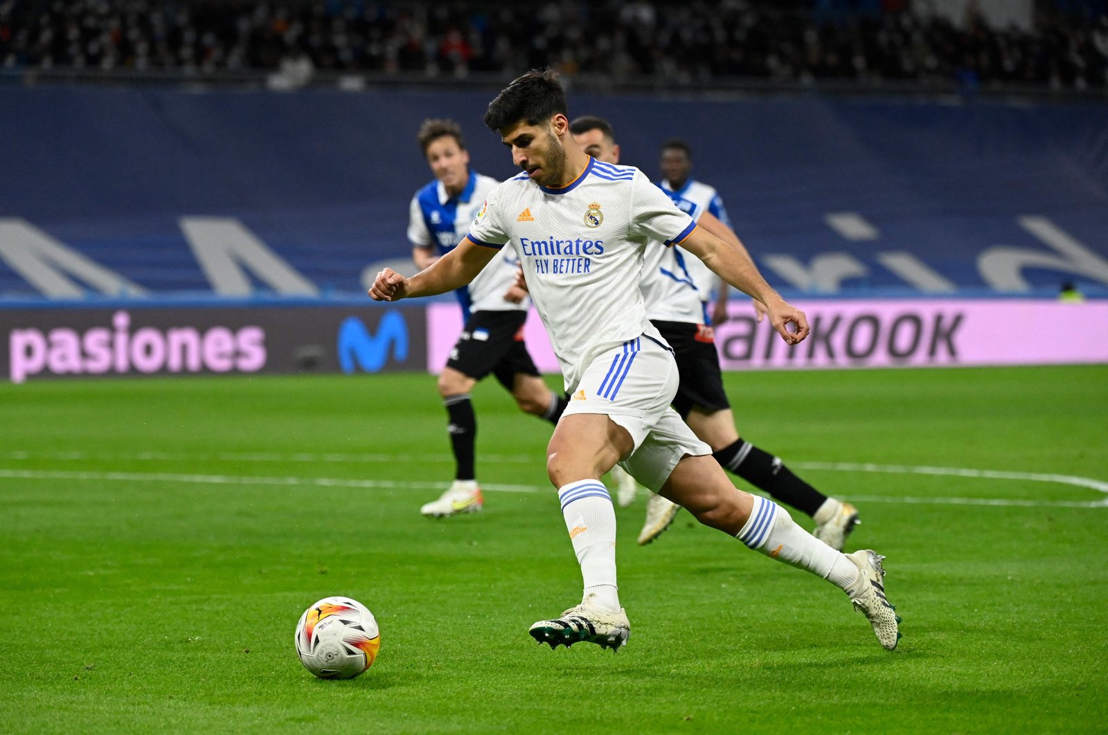 Real Madrid&#039;s Marco Asensio runs with the ball during a La Liga game against Alaves, Madrid, Spain, Feb. 19, 2022. (AFP Photo)
