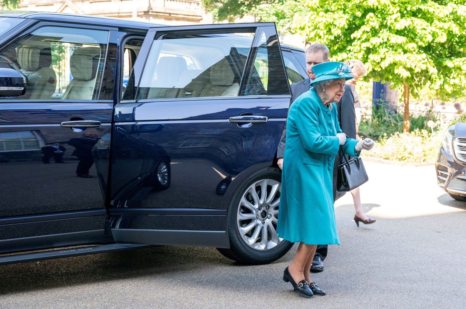 Britain&#039;s Queen Elizabeth leaves a hybrid-electric Range Rover as she arrives for a visit at the Edinburgh Climate Change Institute at the University of Edinburgh, in Edinburgh, Scotland, Britain, July 1, 2021. (Reuters Photo)