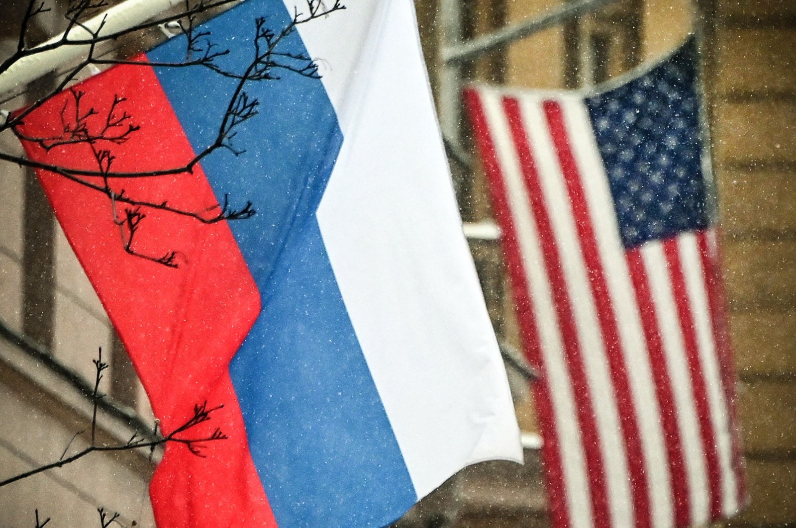 Russian and U.S. flags fly next to the U.S. embassy building in Moscow, Dec. 7, 2021. (AFP File Photo)