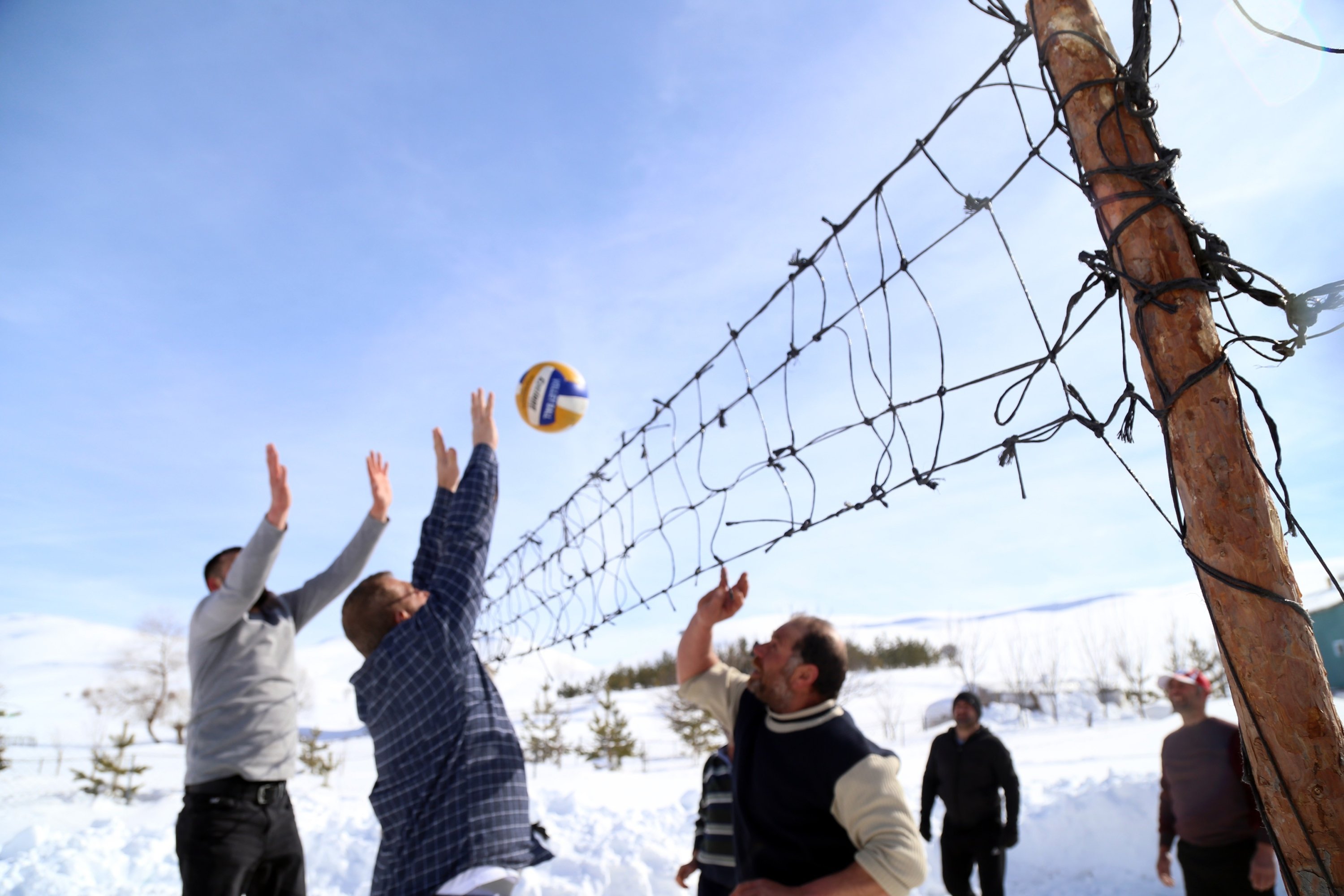 Locals in the village of Yenice play snow volleyball, Gümüşhane, northeastern Turkey, Feb. 21, 2022. (IHA Photo)