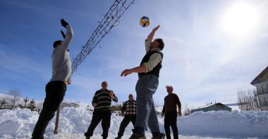 Locals from the village of Yenice play snow volleyball, Gümüşhane, northeastern Turkey, Feb. 21, 2022. (IHA Photo)