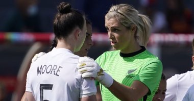 New Zealand goalkeeper Erin Nayler (R) talks to defender Meikayla Moore after an own goal during a 2022 SheBelieves Cup match against the U.S., Carson, California, Feb. 20, 2022. (AP Photo)