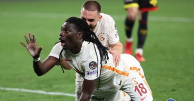 Galatasaray&#039;s Bafetimbi Gomis celebrates the third goal with his signature lion claw move at the Gürsel Aksel Stadium in Izmir during the Turkish Süper Lig match against Göztepe, on Feb. 21, 2022 (AA Photo)