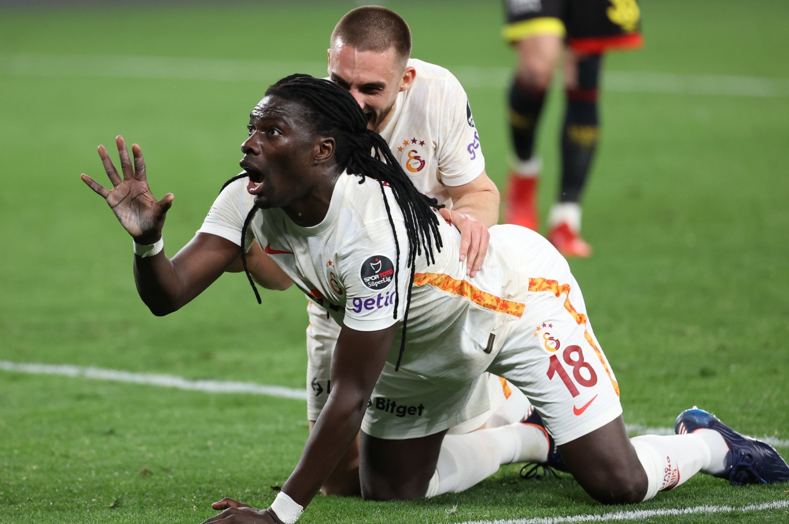 Galatasaray&#039;s Bafetimbi Gomis celebrates the third goal with his signature lion claw move at the Gürsel Aksel Stadium in Izmir during the Turkish Süper Lig match against Göztepe, on Feb. 21, 2022 (AA Photo)