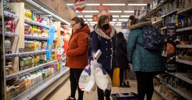 Customers shop at a supermarket in Walthamstow, east London, U.K., Feb. 13, 2022. (AFP Photo)
