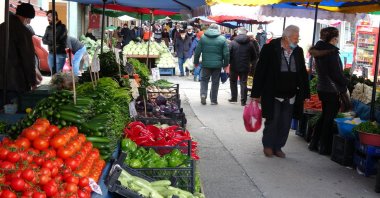 People shop at a local fruit and vegetable market in Ordu province, Turkey, Feb. 16, 2022. (IHA Photo)
