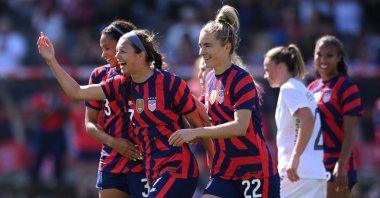 U.S. forward Ashley Hatch (2nd L) celebrates with teammates after scoring a goal against New Zealand in a 2022 SheBelieves Cup match, Carson, California, U.S., Feb. 20, 2022. (Reuters Photo)