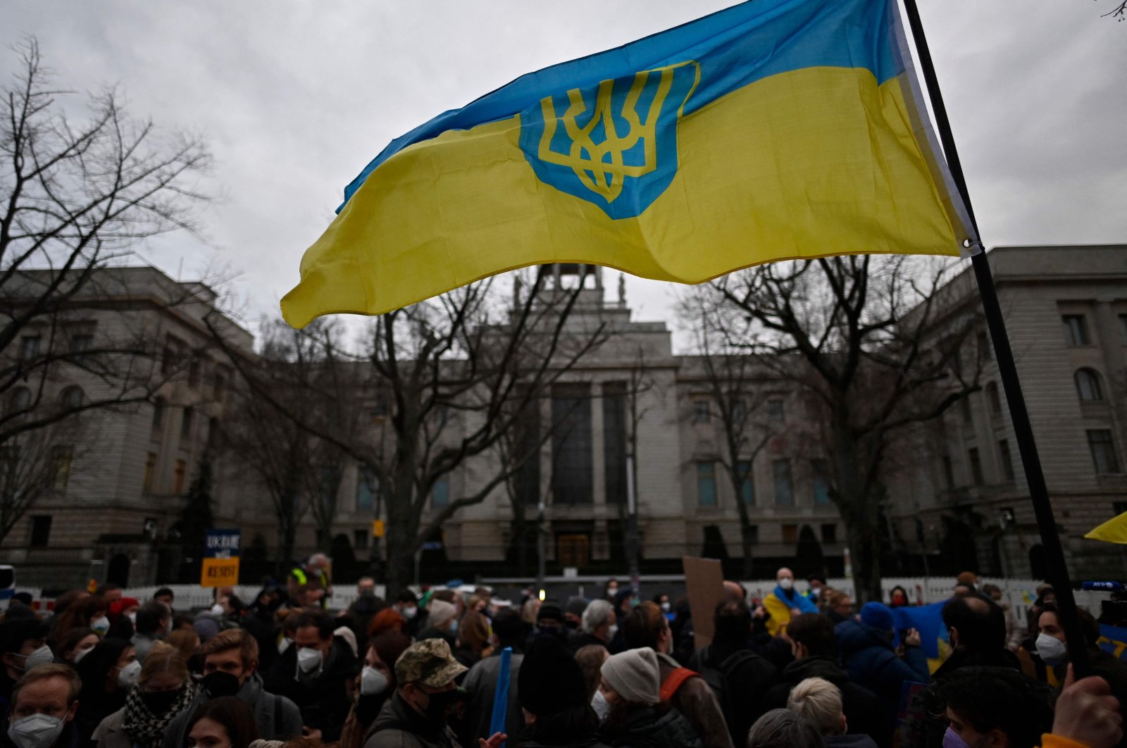 Pro-Ukraine demonstrators hold flags and placards during a demonstration in front of the Russian Embassy in Berlin, Feb. 22, 2022. (AFP Photo)