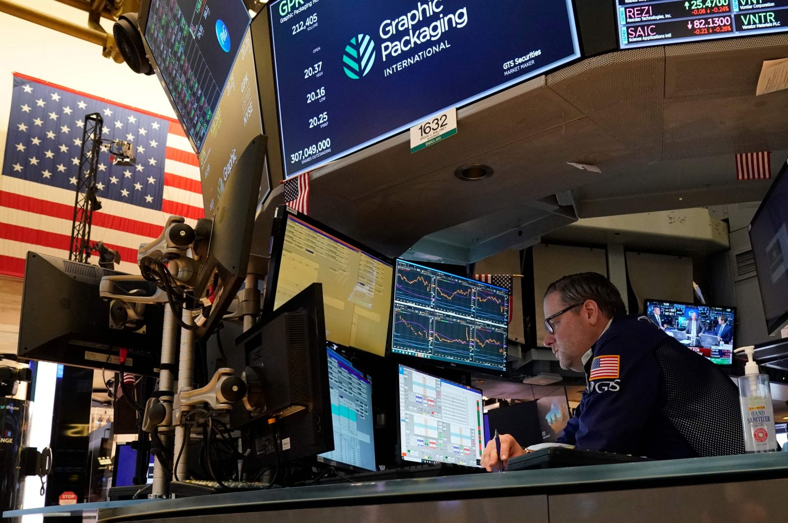 Traders work on the floor of the New York Stock Exchange at the opening bell, New York, U.S., Feb. 22, 2022. (AFP Photo)
