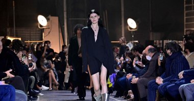 A model presents a collection for Italian designer Ennio Capasa during the catwalk show for the Fall/Winter 2022/2023 collection on the first day of the Milan Fashion Week in Milan, Italy, Feb. 22, 2022. (AFP Photo)