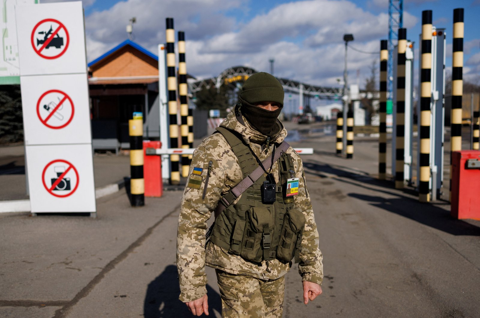 A Ukrainian frontier guard stands at the Hoptivka (Goptovka) crossing on the Ukrainian-Russian border in the Kharkiv region, Ukraine, Feb. 23, 2022. (Reuters Photo)