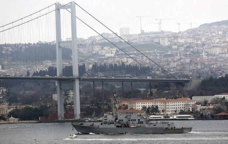 U.S. Navy guided-missile destroyer USS Truxtun passes under the Bosporus bridge in Istanbul, on its way to the Black Sea, Turkey, March 7, 2014. (Reuters Photo)