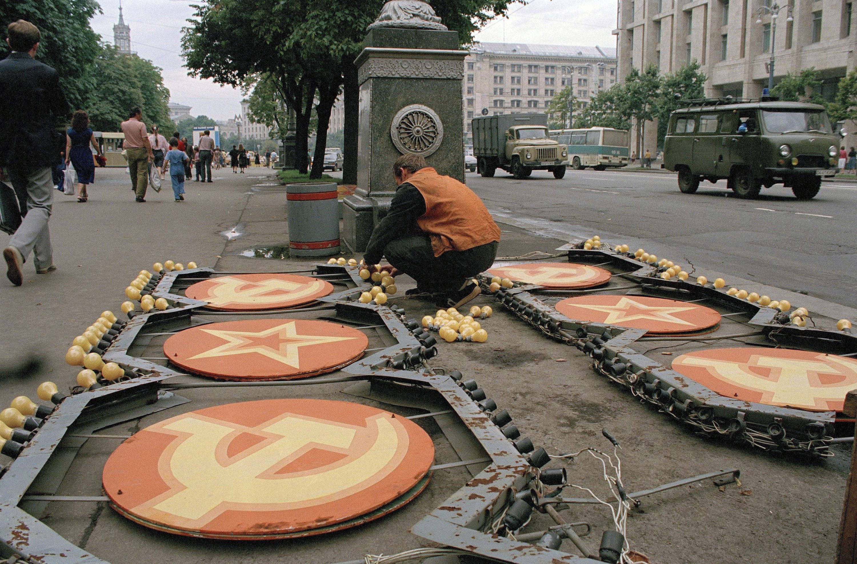 Ukrainian city council workers dismantle and remove the illuminated hammer and sickle – symbols of the Soviet Union that decorated the main street in downtown Kyiv, Ukraine, July 31, 1991. (AP Photo)