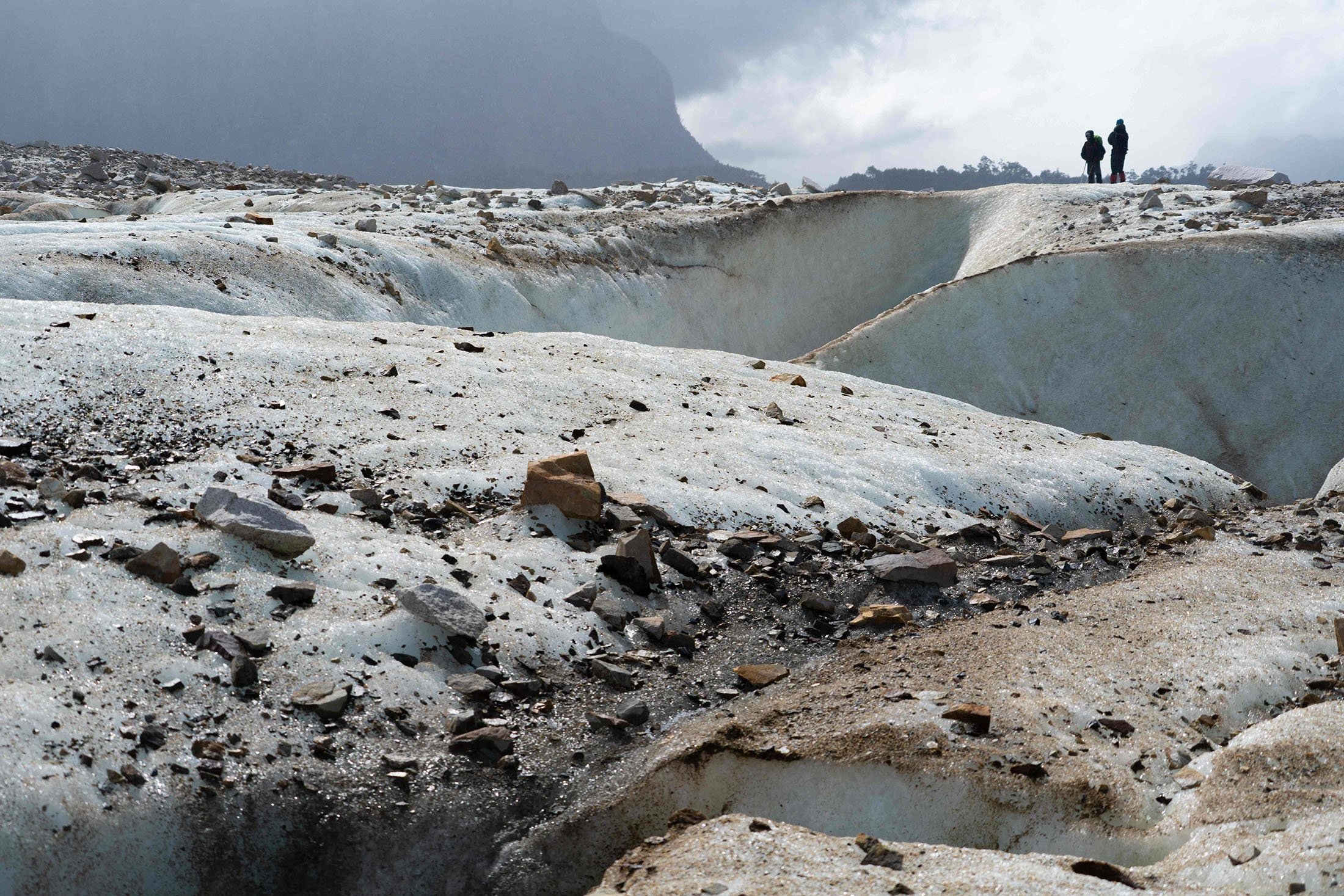 Científicos trabajan en la cima del glaciar Exploradores en la región de Aysén, sur de Chile, 14 de febrero de 2022 (Foto AFP)