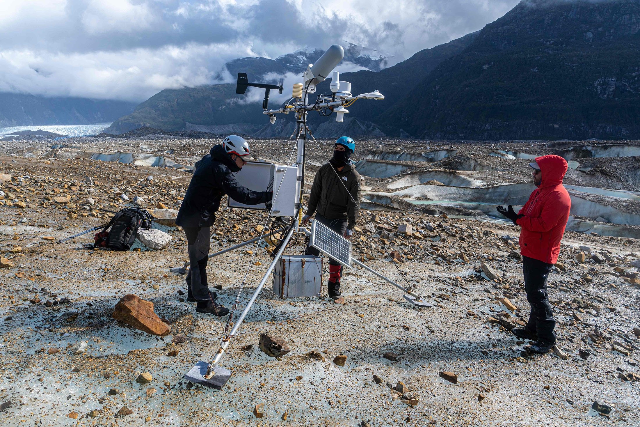 Científicos trabajan en la cima del glaciar Exploradores en la región de Aysén, sur de Chile, 14 de febrero de 2022 (Foto AFP)