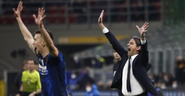 Inter Milan coach Simone Inzaghi (R) and Ivan Perisic react during Serie A, Milan, Italy, Feb. 20, 2022. (Reuter Photo)