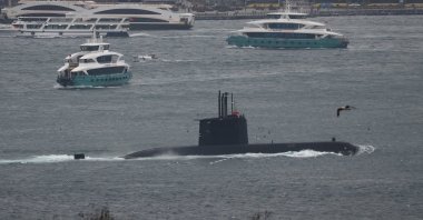 A Preveze class submarine of the Turkish Naval Forces Command sails in the Bosporus toward the Marmara Sea, Istanbul, Turkey, Jan. 11, 2022. (Reuters Photo)