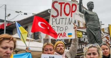 Ukrainians living in southern Antalya province protest Russia's invasion of Ukraine, in Antalya, Turkey, Feb. 24, 2022. (DHA Photo)