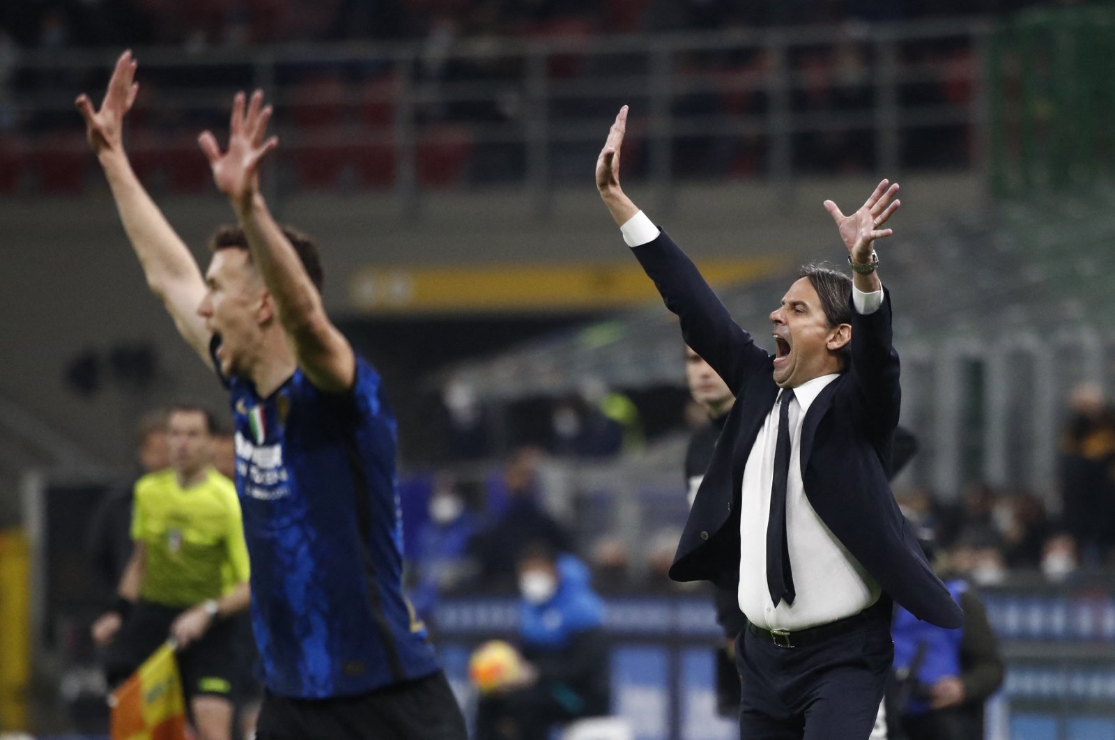 Inter Milan coach Simone Inzaghi (R) and Ivan Perisic react during Serie A, Milan, Italy, Feb. 20, 2022. (Reuter Photo)