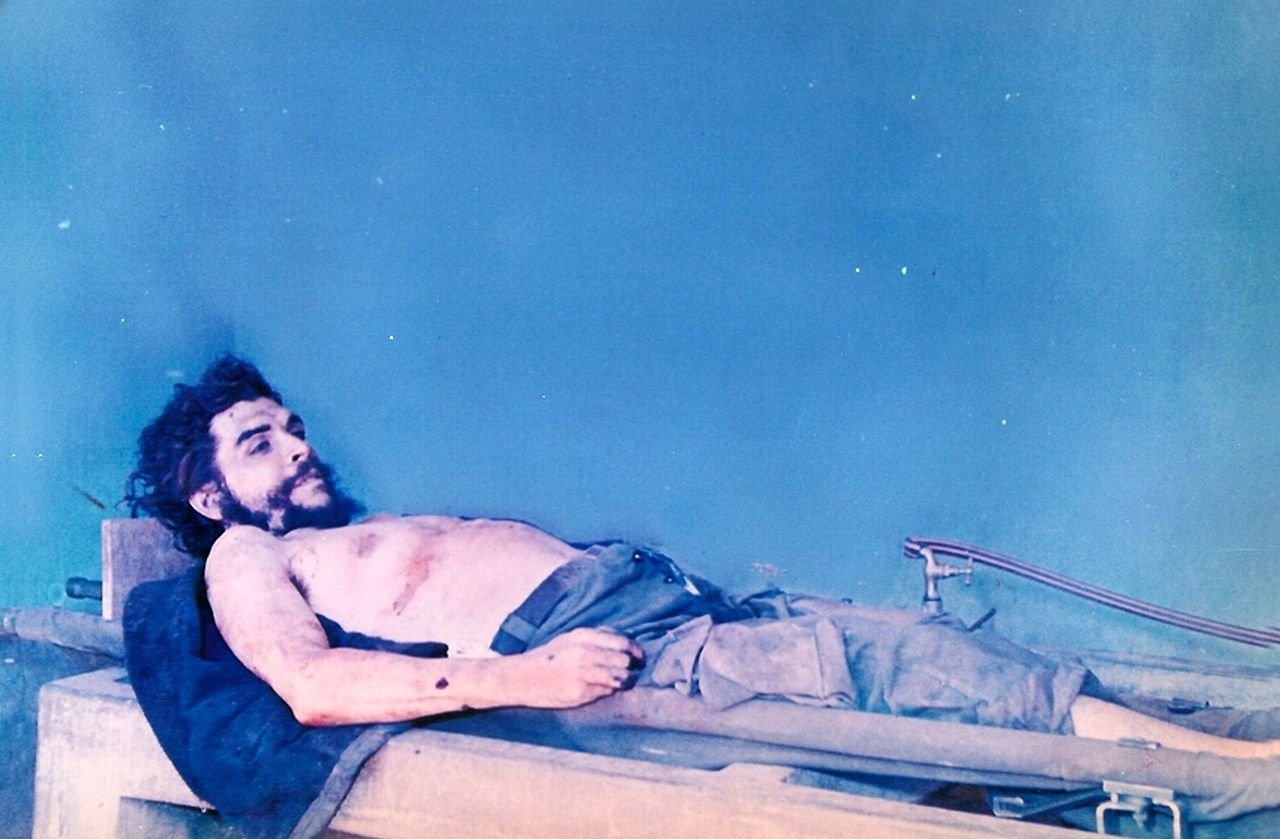 The lifeless body of  Ernesto Che Guevara lies on the laundry room sink of the Vallegrande hospital. (Wikimedia) 