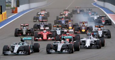 Formula One drivers start the Russian F1 Grand Prix in Sochi, Russia, Oct. 11, 2015. (Reuters Photo)