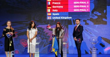 Crimean Tatar singer Susana Jamaladinova (2nd L), known as Jamala, and Ukrainian singer Ruslana Lyzhychko (2nd R) attend the draw for the semi-finals of the 2017 Eurovision Song Contest in Kiev, Ukraine Jan. 31, 2017. (Reuters File Photo)