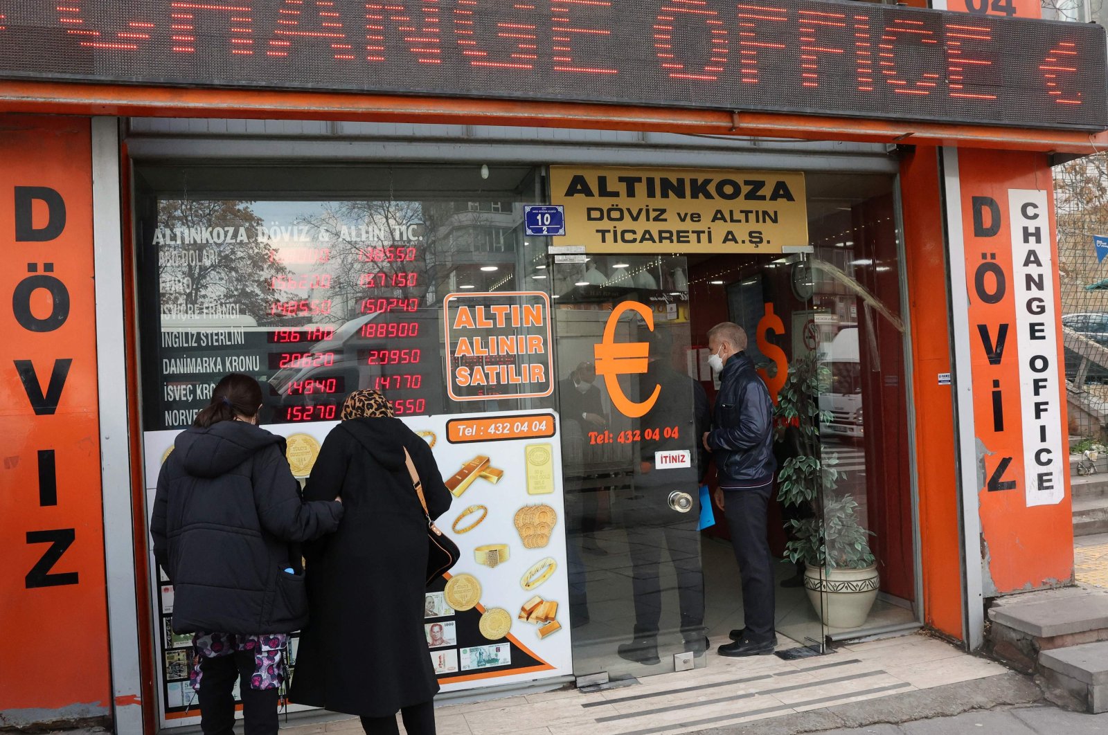 People look at exchange rates outside an exchange office in the capital Ankara, Turkey, Feb. 23, 2022. (AFP Photo)