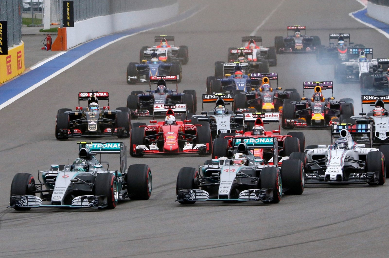 Formula One drivers start the Russian F1 Grand Prix in Sochi, Russia, Oct. 11, 2015. (Reuters Photo)
