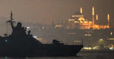 Russian Navy's Project 22160 Patrol Vessel Dmitriy Rogachev 375 sails through the Bosphorus Strait on the way to the Black Sea past the city Istanbul as Suleymaniye mosque is seen in the background, Feb. 16, 2022. (AFP Photo)