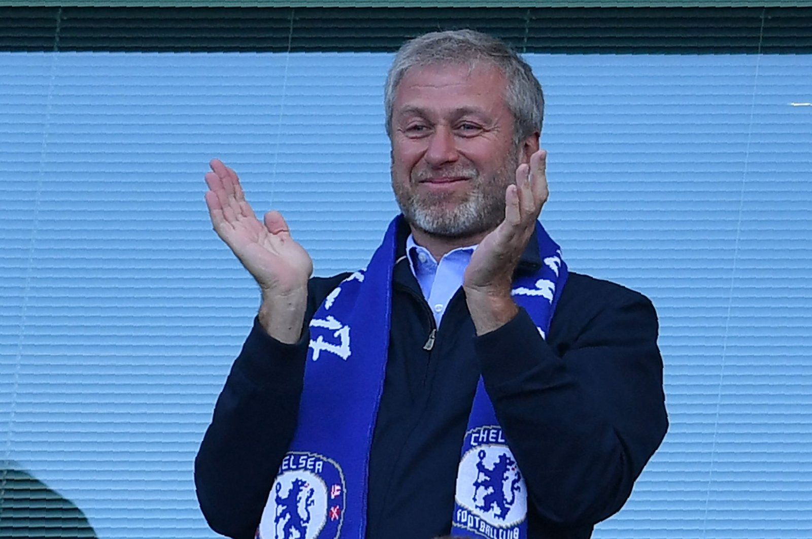 Chelsea&#039;s Russian owner Roman Abramovich applauds, as players celebrate their league title win at the end of a Premier League match against Sunderland, Stamford Bridge, London, England, May 21, 2017. (AFP Photo)
