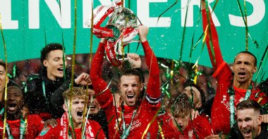 Liverpool's Jordan Henderson (C) and teammates celebrate winning the Carabao Cup after beating Chelsea in the League Cup final, London, England, Feb. 27, 2022. (Reuters Photo)