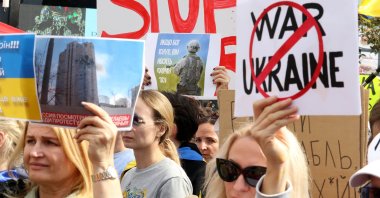 People protest Russia&#039;s military operation against Ukraine, Antalya, southern Turkey, Feb. 27, 2022. (DHA Photo)