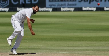 India&#039;s Mohammed Shami bowls during the third Test match against South Africa, Cape Town, South Africa, Feb. 28, 2022. (AFP Photo)