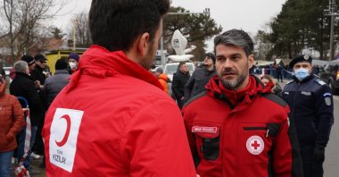 A Turkish Red Crescent (Kızılay) personnel speaks with a foreign colleague near the Siret Border Gate with Ukraine located near the city of Suceava, northern Romania, Feb. 28, 2022. (IHA Photo)