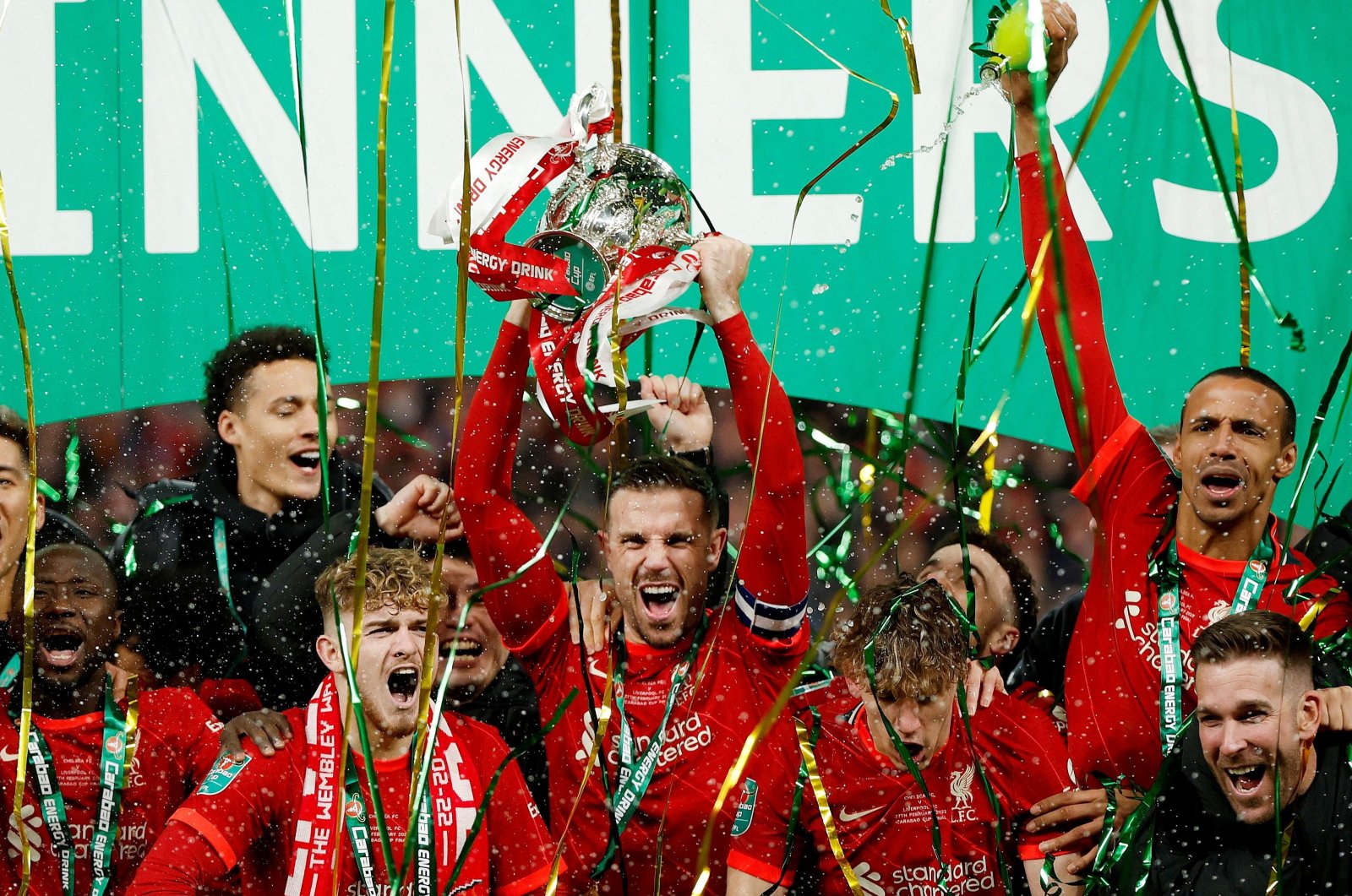 Liverpool&#039;s Jordan Henderson (C) and teammates celebrate winning the Carabao Cup after beating Chelsea in the League Cup final, London, England, Feb. 27, 2022. (Reuters Photo)