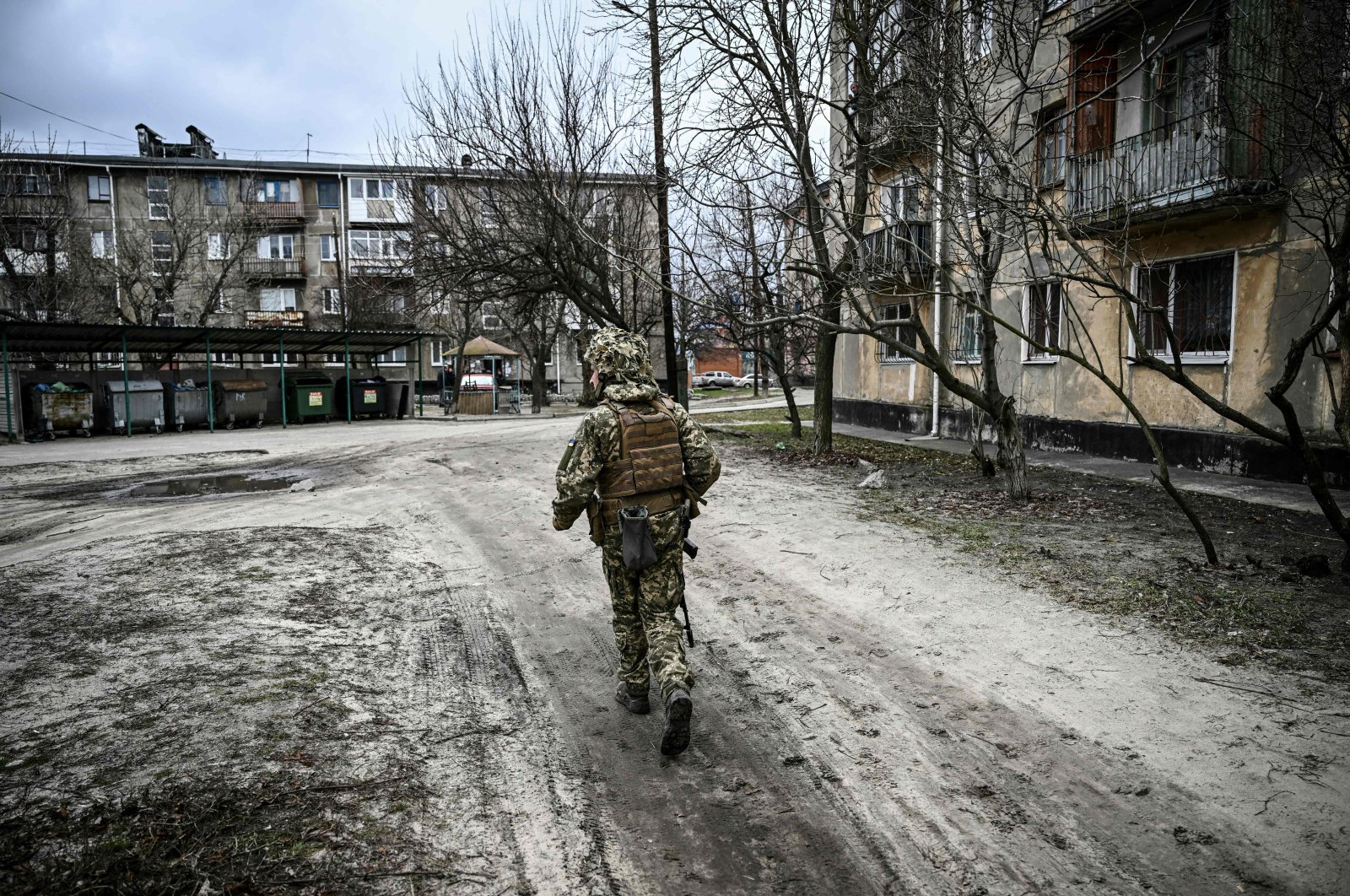 A Ukraine army soldier walks in the town of Schastia, near the eastern Ukraine city of Lugansk, on Feb. 22, 2022, a day after Russia recognized east Ukraine&#039;s separatist republics and ordered the Russian army to send troops there as peacekeepers. (AFP Photo)