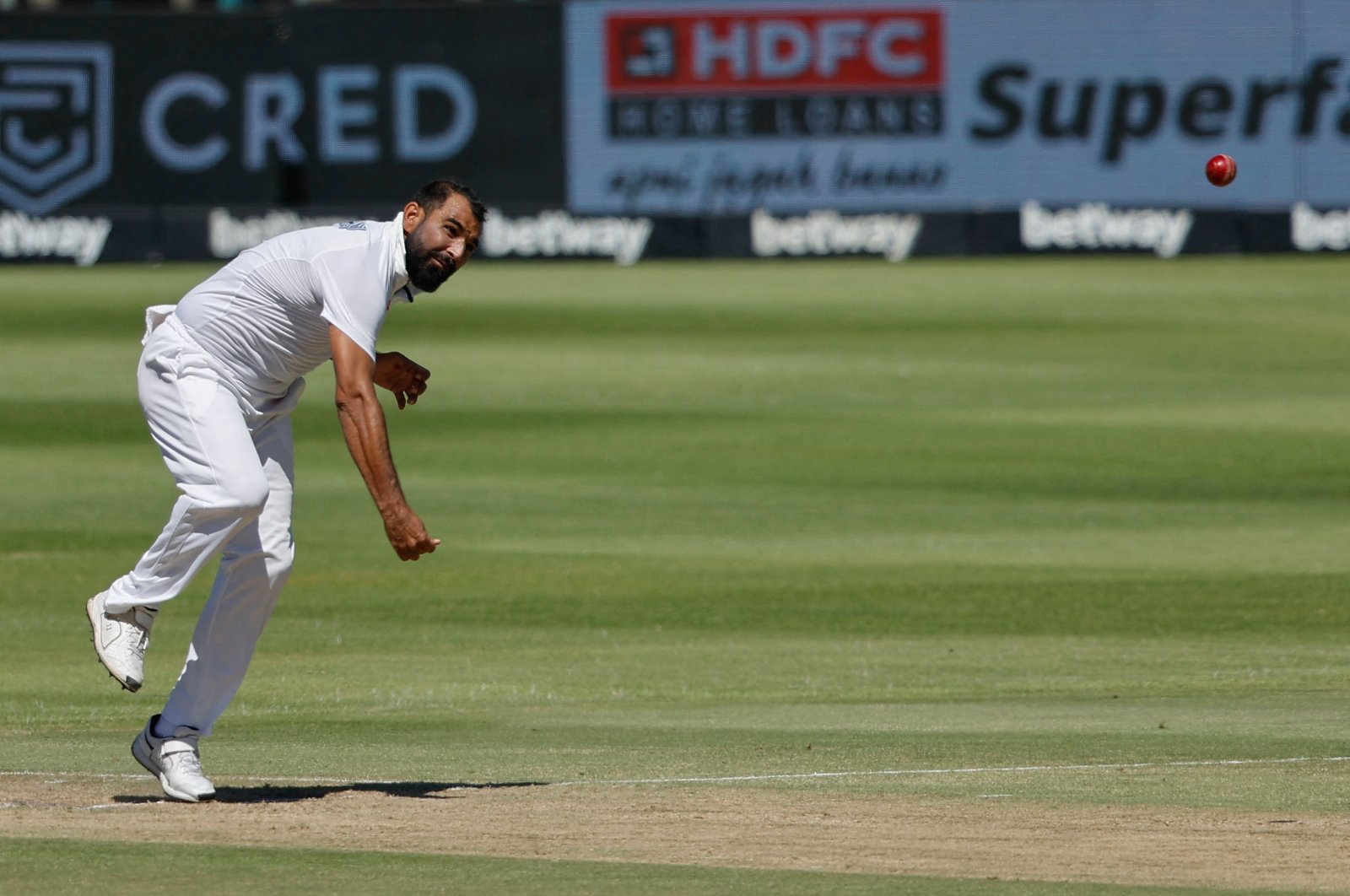 India&#039;s Mohammed Shami bowls during the third Test match against South Africa, Cape Town, South Africa, Feb. 28, 2022. (AFP Photo)