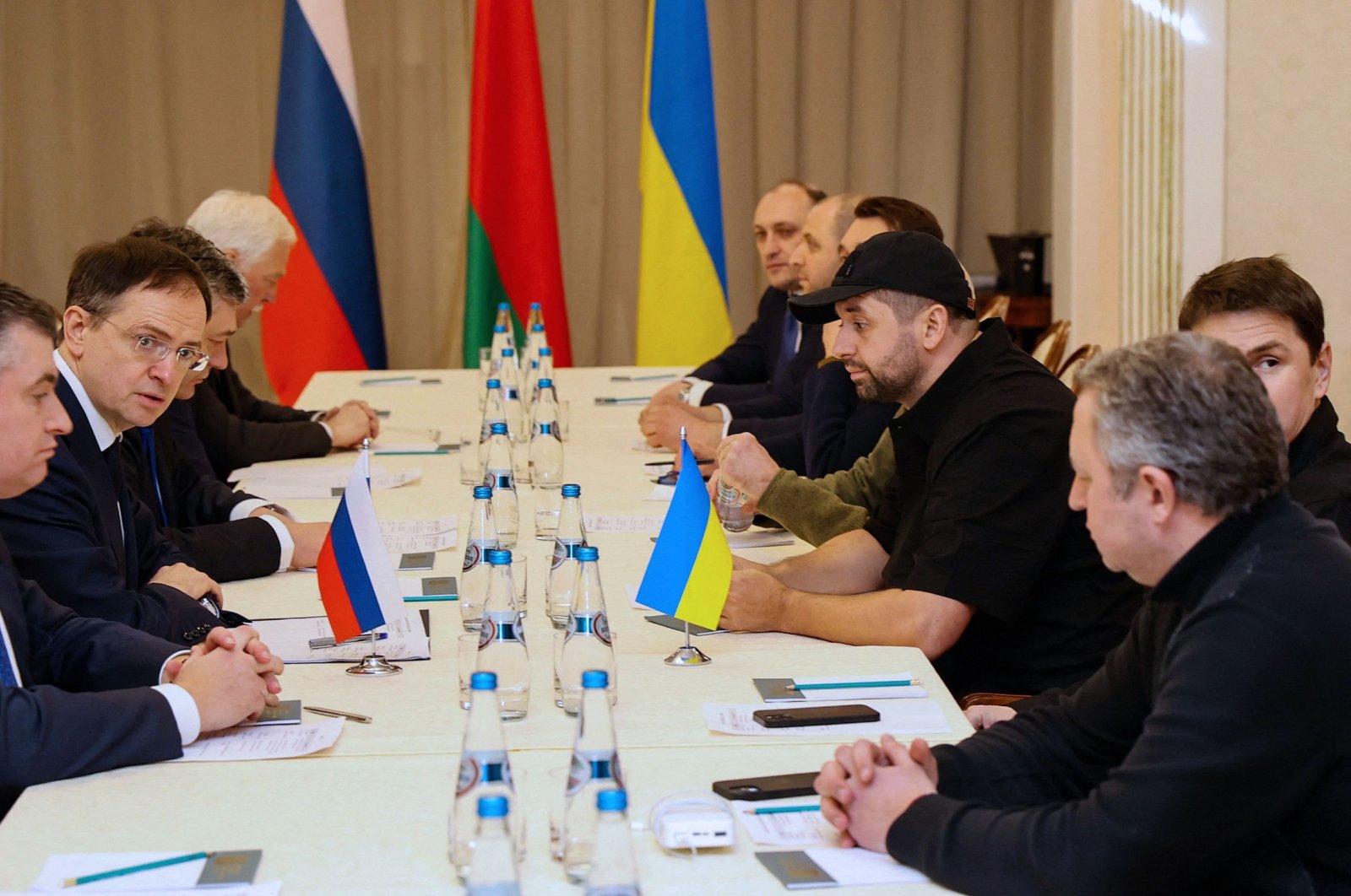 Members of delegations from Ukraine and Russia, including Russian presidential aide Vladimir Medinsky (2L), Ukrainian presidential aide Mykhailo Podolyak (2R), Volodymyr Zelenskyy&#039;s "Servant of the People" lawmaker Davyd Arakhamia (3R), hold talks following the Russian invasion of Ukraine, in Belarus&#039; Gomel region, Feb. 28, 2022. (Photo by Sergei KHOLODILIN / BELTA / AFP) / Belarus OUT