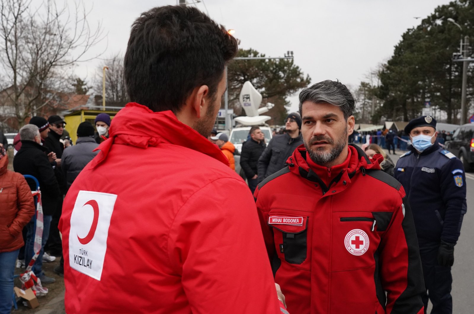 A Turkish Red Crescent (Kızılay) personnel speaks with a foreign colleague near the Siret Border Gate with Ukraine located near the city of Suceava, northern Romania, Feb. 28, 2022. (IHA Photo)