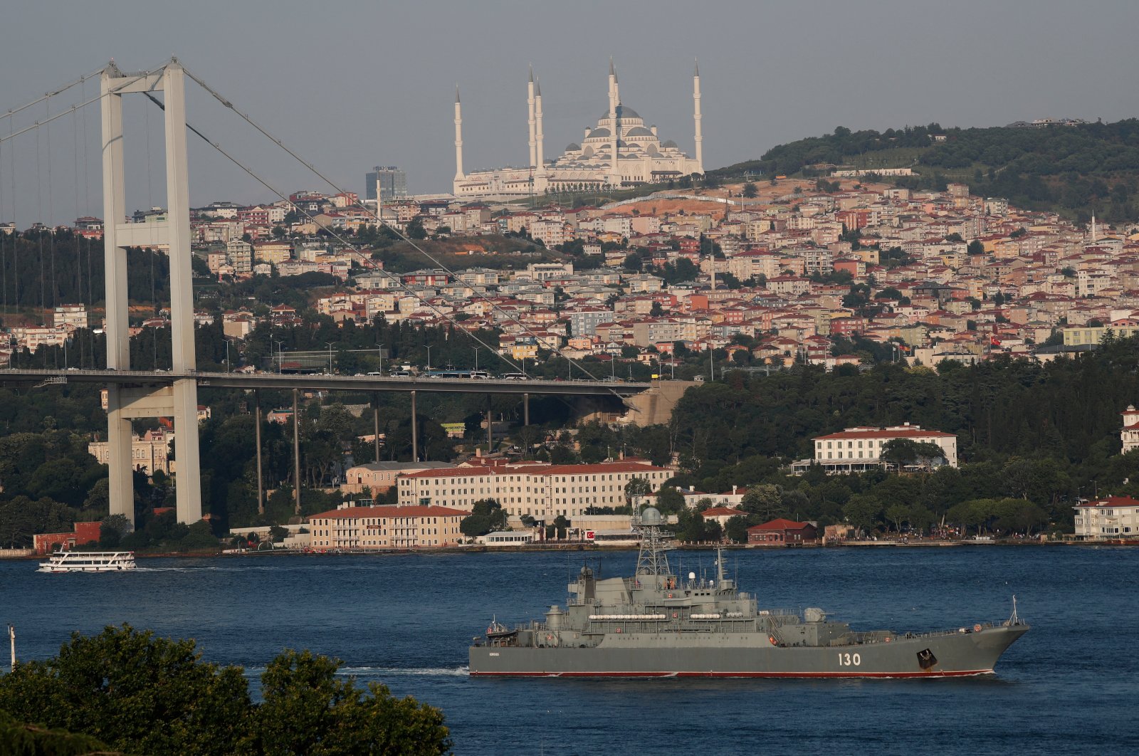 The Russian Navy&#039;s large landing ship Korolev sails in the Bosporus, on its way to the Mediterranean Sea, in Istanbul, Turkey, July 11, 2021. (Reuters Photo)
