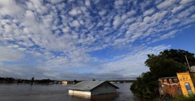 A submerged shed is seen on the bank of the overflowing Clarence River in Grafton, some 130 kilometers (80 miles) from the town of Lismore, New South Wales, Australia, March 1, 2022. (AFP Photo)