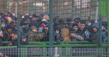 Refugees from Ukraine line up to get into Poland on border crossing in Medyka, in eastern Poland on Feb. 28, 2022. (AFP Photo)