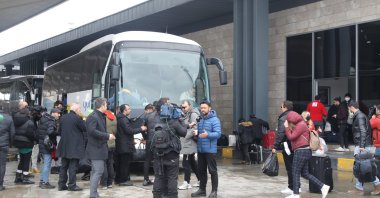 Turkish citizens arrive at the Kapıkule border gate after Russia&#039;s attack on Ukraine, Edirne, Turkey, Feb. 28, 2022. (AA Photo)