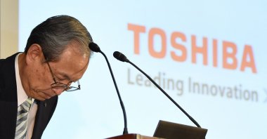 Toshiba CEO Satoshi Tsunakawa bowing during a press conference at the company&#039;s headquarters in Tokyo, Japan, Aug. 10, 2017. (AFP Photo)