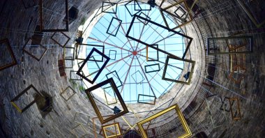 Ismail Hakkı Gurbetçi, &quot;Çer-ve...&quot;, installation, frame and fishing line, 2022.