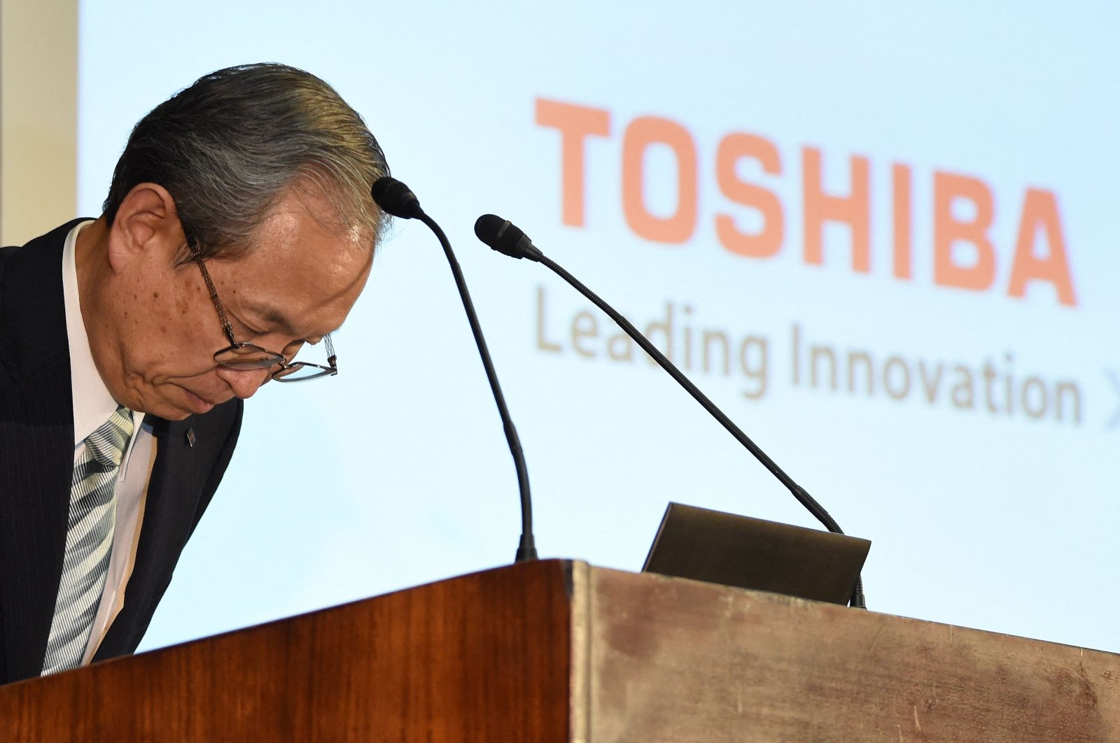 Toshiba CEO Satoshi Tsunakawa bowing during a press conference at the company&#039;s headquarters in Tokyo, Japan, Aug. 10, 2017. (AFP Photo)