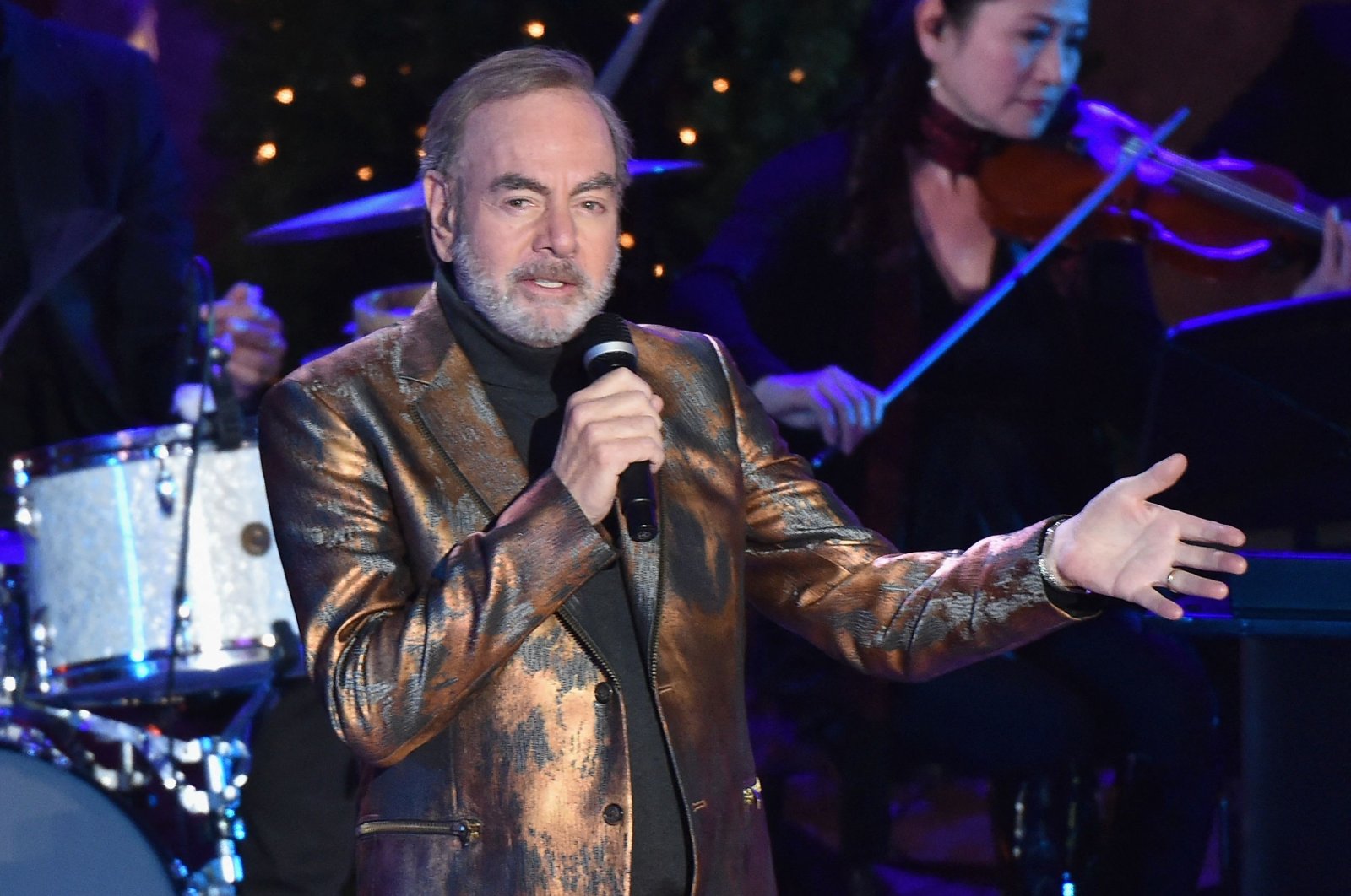 Neil Diamond performs at the 84th Rockefeller Center Christmas Tree Lighting at Rockefeller Center, New York, US, Nov. 30, 2016. (AFP Photo)