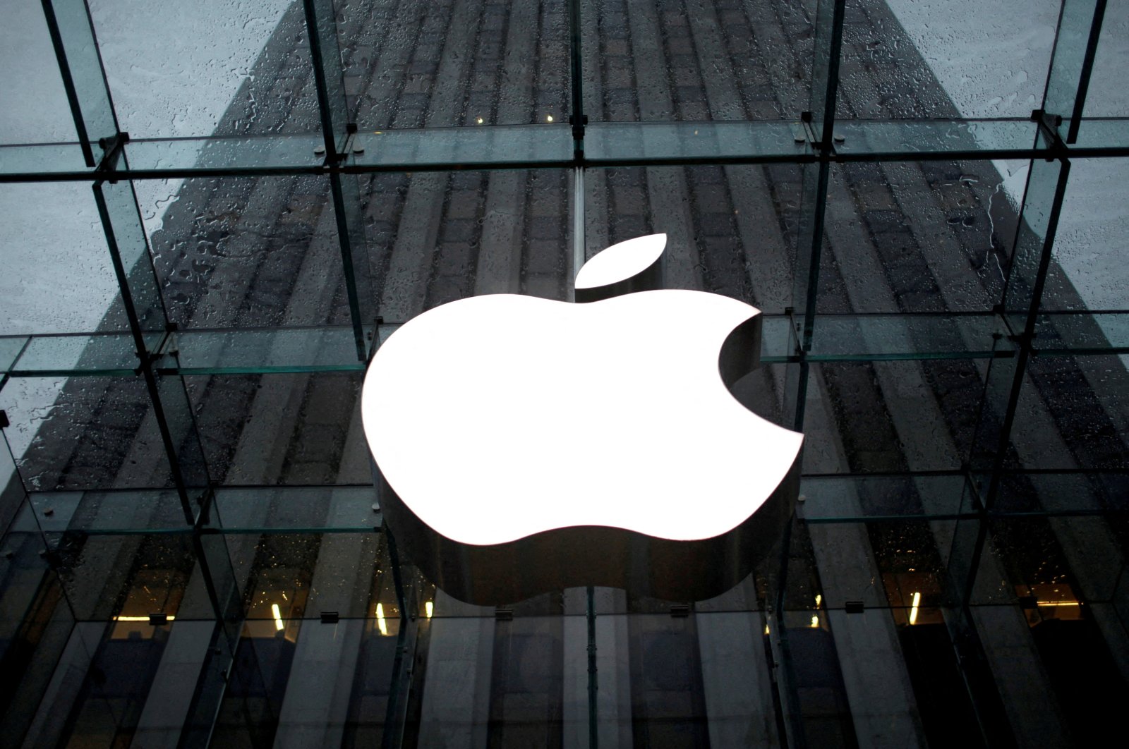 The Apple Inc. logo is seen in the lobby of New York City&#039;s flagship Apple store, U.S., Jan. 18, 2011. (Reuters Photo)