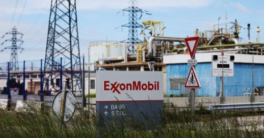 The ExxonMobil refinery in Notre-Dame-de-Gravenchon, northwestern France, May 23, 2016. (AFP Photo)