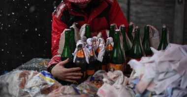 A volunteer demonstrates how to prepare Molotov cocktails at the Pravda brewery in Lviv, Ukraine, Feb. 27, 2022. (AFP Photo)